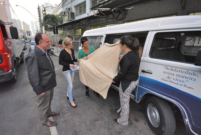 Casa do Caminho doa 680 peças de roupa de cama e vestuário para pacientes da unidade (Marcelo Ribeiro/24-07-15)