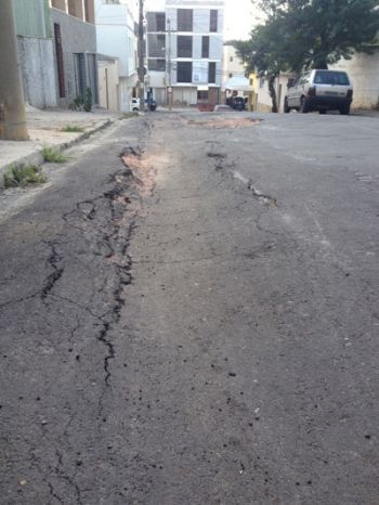 Ondulações no asfalto e buraco em calçada 3 Desnível na rua traz insegurança a motoristas