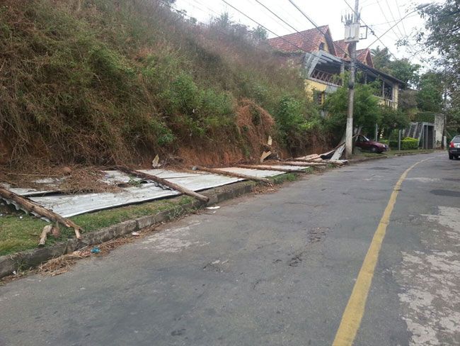 DUDU MAZZEI Estrutura danificada estreita ainda mais a Rua José Romão Guedes, no Granbery