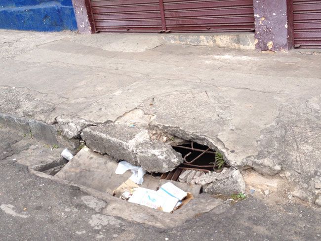 Boca de lobo quebrada no São Mateus 2 Estrutura danificada na Rua Engenheiro Bicalho