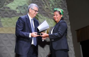 Por um país com equidade social 2 Fabiana Moraes recebeu o troféu de Ivan Monteiro, um dos diretores da Petrobras (Divulgação)