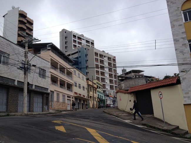 Fiação solta na esquina das ruas Dom Viçoso e Doutor Laureano
