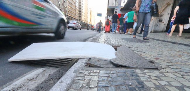 Risco em calçada no Centro 2 Folha de isopor serve de alerta na Rio Branco (Leonardo Costa /29-07-15)