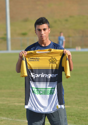 Igor exibe camisa do Criciúma, seu novo clubeMARCELO RIBEIRO/15-07-15