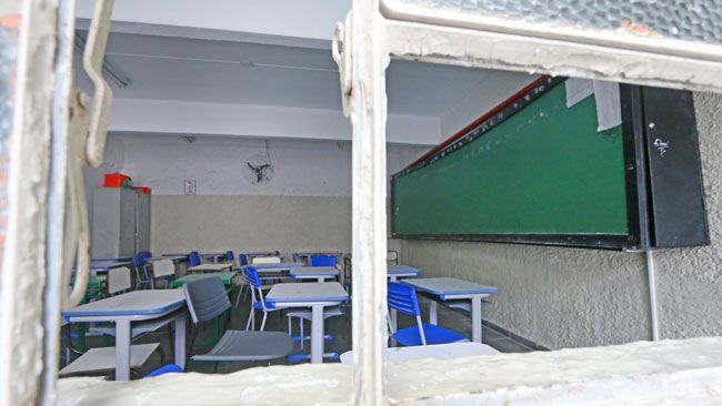 Janelas quebradas em salas de aula (Leonardo Costa/08-07-15)