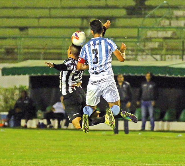 LEONARDO COSTA/18-07-15 Jogo com forte marcação e divididas no meio teve poucas jogadas de gol