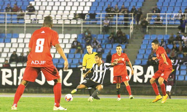 Jogo foi equilibrado no Campo da UFJF (leonardo costa/09-07-15)