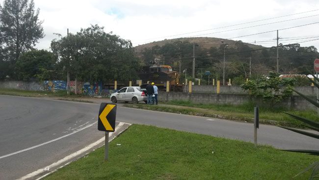 Calçada fechada por veículos 3 Leitor registrou a parada irregular em dois momentos no Acesso Norte