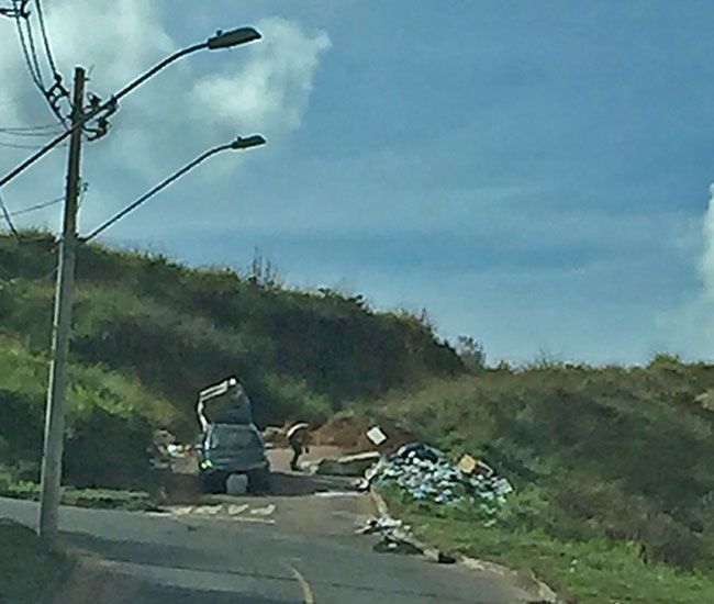 Sofá e entulhos despejados na Conexão Sul 3 Leitora flagrou o momento em que dois homens cometiam o delito. A placa do carro escondida por uma camisa