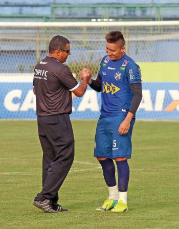 Haja desgaste 3 Leston conversa com Bruno Aquino no último treinoLEONARDO COSTA