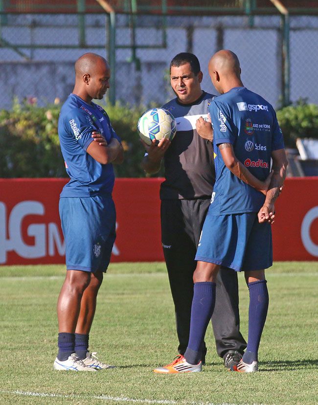 Chega de só torcer 2 Leston pode usar Jataí e Kiss contra o Tombense sábado (Leonardo Costa)