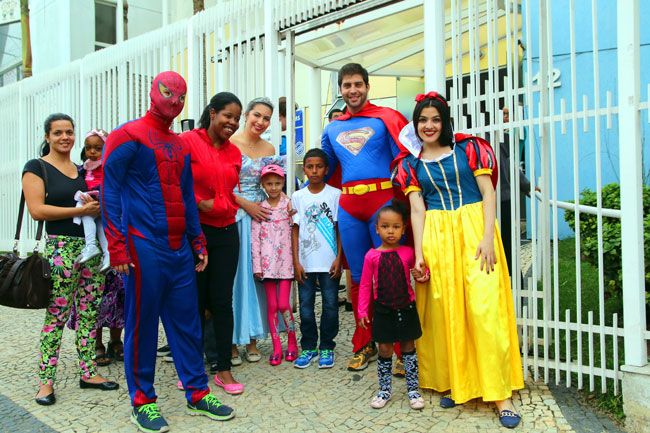 FERNANDO PRIAMO/09-07-15 Meninos e meninas assistidos na Fundação Ricardo Moysés Júnior se divertiram com os super-heróis