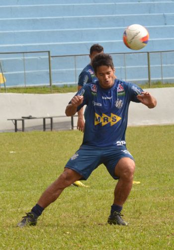 O caminho é por cima 3 Na última partida, contra a Lusa, Daniel Morais marcou, de cabeça (LEONARDO COSTA)