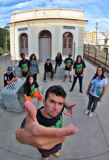 O coreógrafo é integrante do grupo Remiwl Street Crew