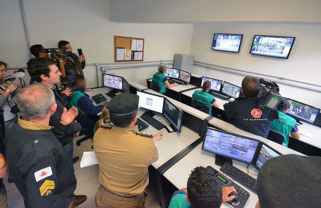 Prefeito Bruno e coronel José Geraldo verificam imagens captadas pelas câmeras do projeto