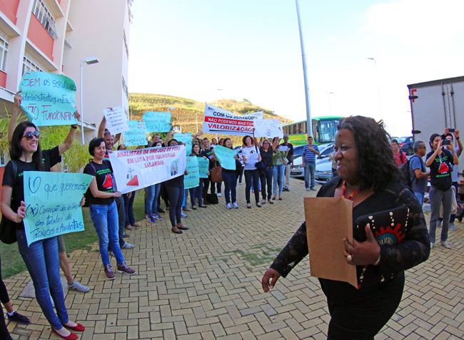 Onze escolas estaduais de JF serão reformadas 3 Servidores em greve entregaram suas reivindicações à secretária de Estado de Educação, Macaé Evaristo (Fernando Priamo/29-07-15)