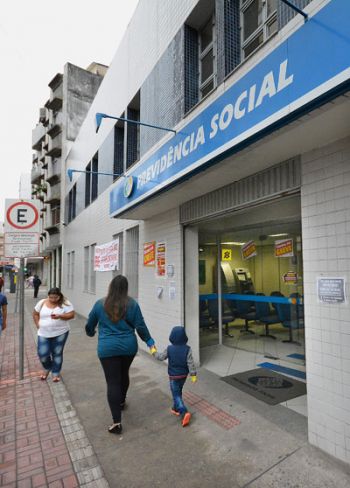 Servidores do INSS mantêm greve 2 Somente médicos peritos permancecem trabalhando nas agências do INSS (Marcelo Ribeiro/22-07-15)