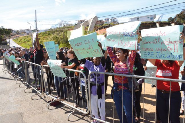 Técnicos da Superintendência Regional de Ensino protestam  na entrada do Fórum Regional 