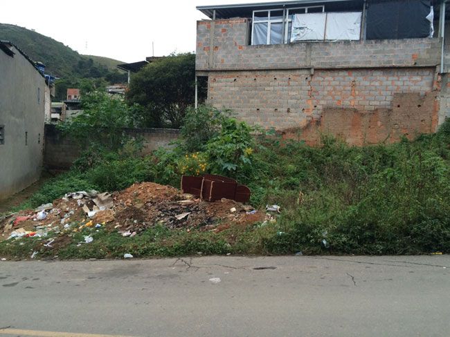 VERA LÚCIA DE OLIVEIRA Terreno sem cerca ou muro tomado de mato e entulho no Santa Paula