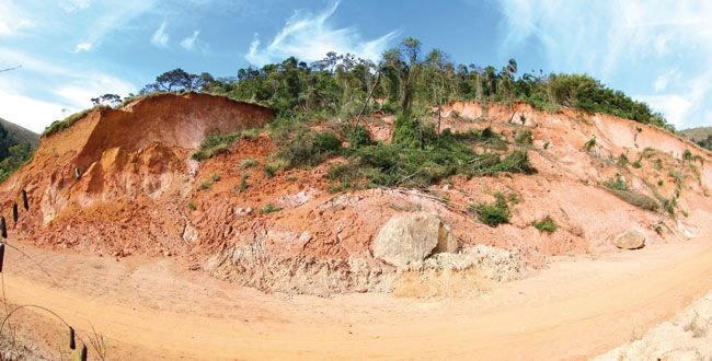 Conclusão depende de mais verbas 4 Trecho próximo à Barreira tem deslizamento de encosta (Fotos: FERNANDO PRIAMO/15-07-15)