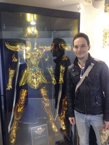 Mineiro à frente da tecnologia japonesa 2 Tulio durante visita à exposição Cavaleiros do Zodíaco, em Akihabara, bairro de Tóquio conhecido entre os amantes de animes e jogos eletrônicos (Arquivo pessoal)