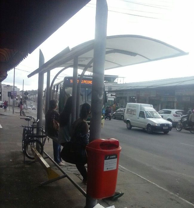 Banco quebrado em ponto de ônibus 2 Usuários encostam-se à estrutura