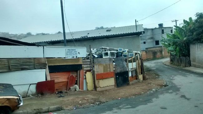 Vizinhos afirmam que local favorece aparecimento de insetos