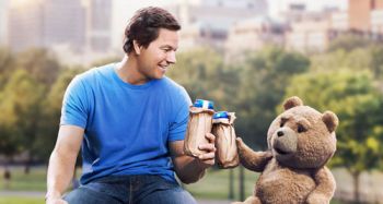 Para fugir da mediocridade 4 A amizade entre John Bennett (Mark Wahlberg) e o ursinho boca suja Ted (voz de Seth MacFarlane) é o destaque de 'Ted 2' (Divulgação)