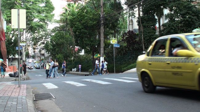 Apesar de faixa estar próxima, pedestres preferem atravessar fora dela na Rua Santo Antônio