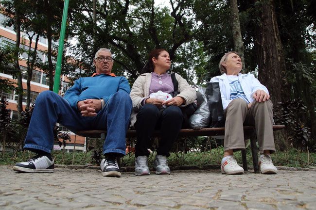 Ariane, entre o tio e a mãe: horas de espera no Parque Halfeld