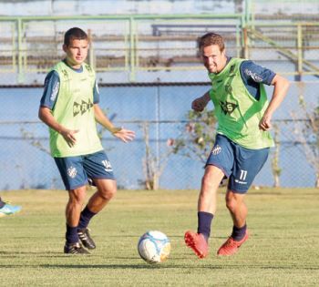 Hora de mostrar quem manda 2 Bruno Ré (com a bola) prevê