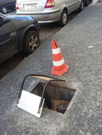 Cadeira e cone sinalizam o local na Rua Fernando Lobo