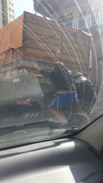 Jovens flagrados pegando carona em caminhão 2 Cena foi flagrada na esquina das avenidas Itamar Franco e Rio Branco (Luiz F. P. Gomes)