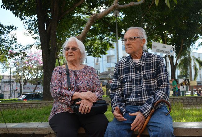 Centro e São Mateus têm mais idosos 5 Dona Lina, 87 anos, e Seu Laércio, 89, moram no Manoel Honório, onde têm facilidade para encontrar serviços que os atendam (Marcelo Ribeiro/24-07-15)