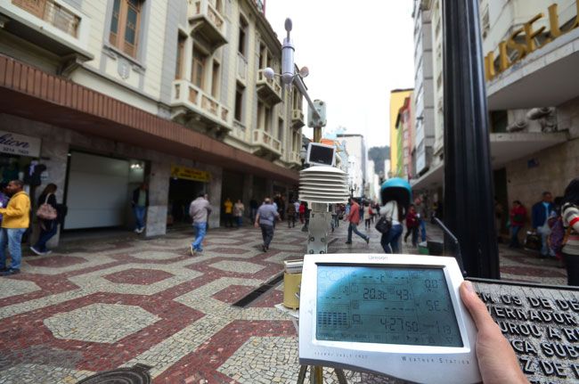 Pesquisa avalia conforto térmico 2 Estação portátil foi usada ontem para fazer aferições no Calçadão da Halfeld (Olavo Prazeres/11-08-15)