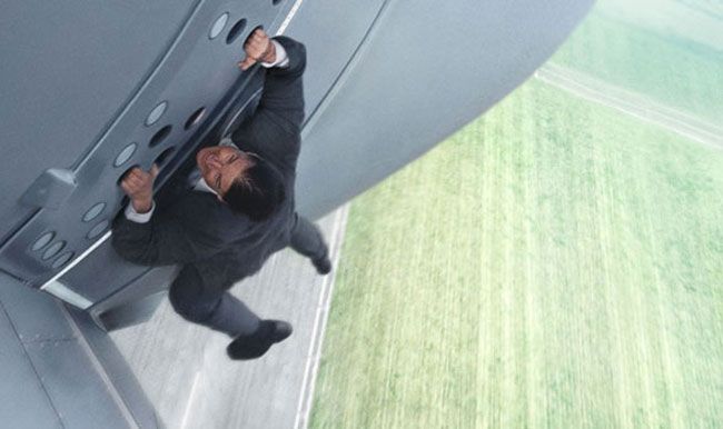 Ethan Hunt é capaz de tudo para embarcar num avião, inclusive agarrar a aeronave à unha