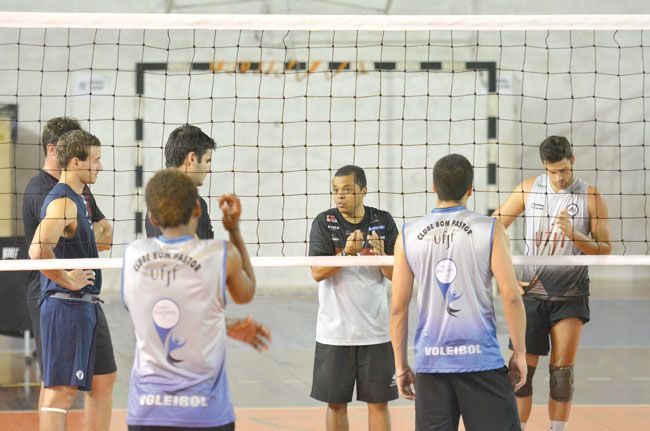 Fadul conversa com o time no Campus (Marcelo Ribeiro)