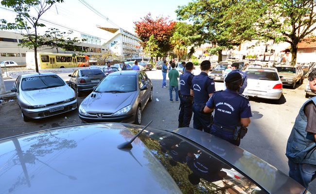 Fiscais agiram ontem, com apoio da Guarda Municipal, da PM e da Settra, e identificaram 16 automóveis à venda (Olavo Prazeres/07-08-15)