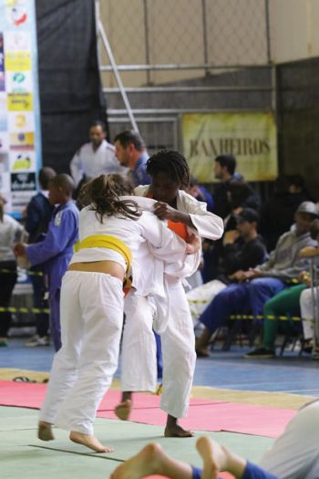 FERNANDO PRIAMO/30-08-15 Garotas se enfrentam na quadra do Sesc