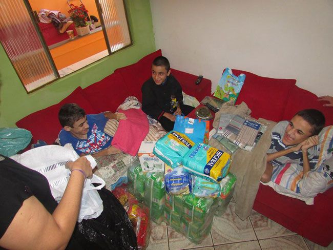 FOTOS DIVULGAÇÃO Irmãos Lucas, Rodrigo e Paulo ficam felizes com doações recebidas nas últimas semanas
