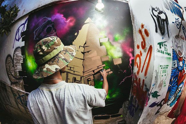 Isabella Campos fotografou o trabalho dos grafiteiros da cena local e mostra o resultado em exposição