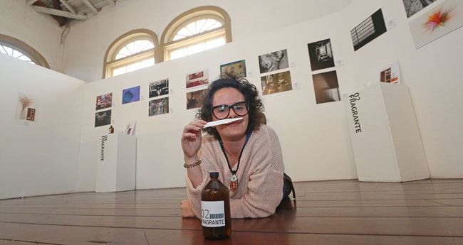 LEONARDO COSTA Janaina Morais é uma das integrantes do Coletivo C5 que trabalhou a partir da sinestesia entre o olfato e a visão