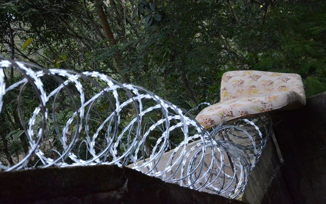 Invasões provocam onda de insegurança 2 Ladrões ousados usam colchão para pular concertina (espiral de arame farpado) em muros de residências (Roberto Fulgencio/13-08-15)