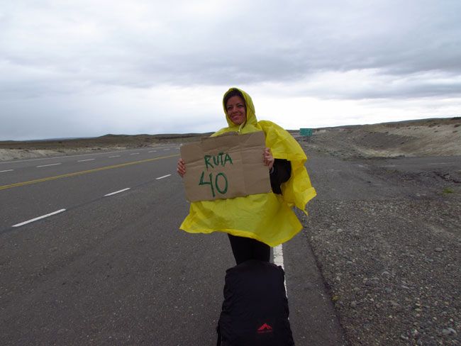 ARQUIVO PESSOAL Larissa pegando carona na Rota 40, na Patagônia Argentina