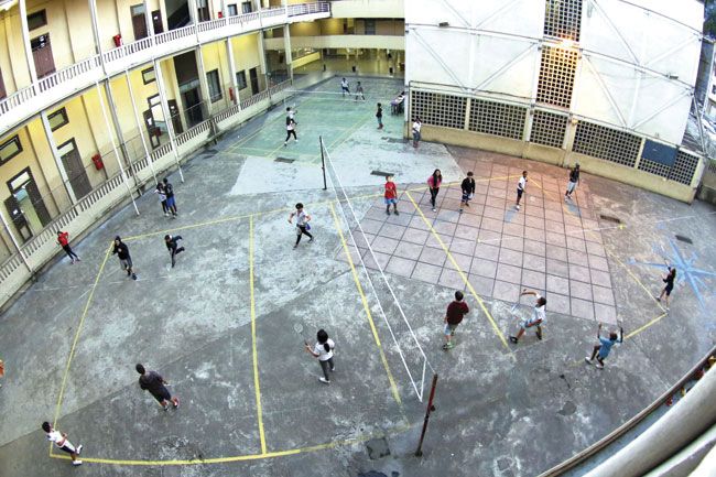 Meninos e meninas praticam na quadra da Escola Normal (Fernando Priamo/19-08-15)