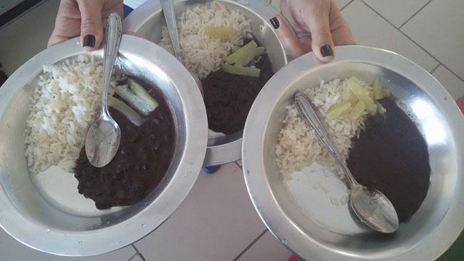 Merenda servida ontem na Nilo Camilo Ayupe, que funciona em tempo integral, foi arroz, feijão e chuchu