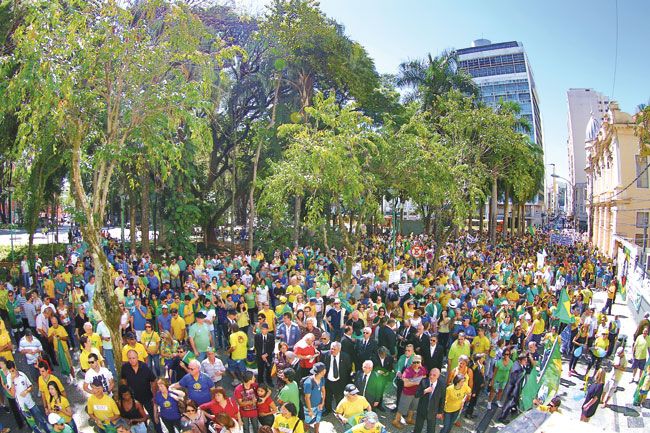 Milhares de pessoas foram às ruas no domingo protestar contra Governo federal