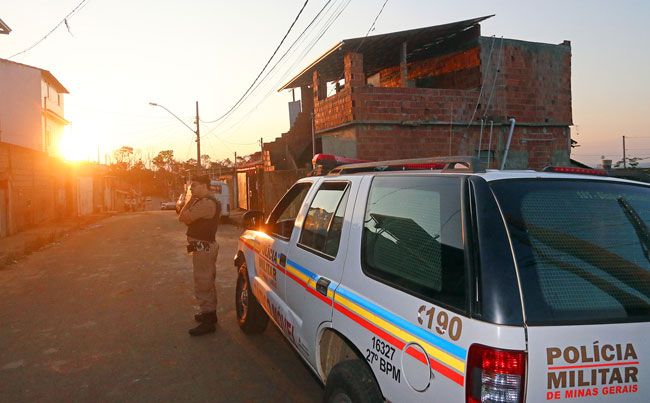 PM retira mulher e dois filhos de cárcere privado 4 Mulher e os filhos estavam sem comida, presos no segundo andar de imóvel desde terça-feira (Fotos Leonardo Costa/26-08-15)