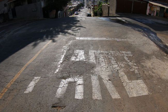 Na Rua Coronel Quintão, no Monte Castelo, sinalização horizontal precisa de manutenção (Fotos Fernando Priamo/17-08-15)