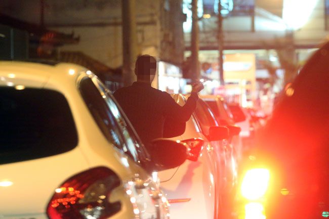 Na Rua Machado Sobrinho, guardador de carros controla fluxo